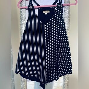 Medium black and white light weight top
